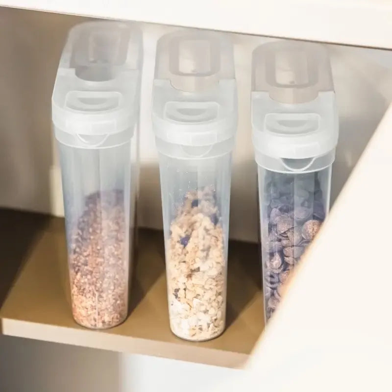 Stilingas ir praktiškas 2,4L plastikinis birių produktų indas su dozatoriumi, sandarumui ir patogiam naudojimui.