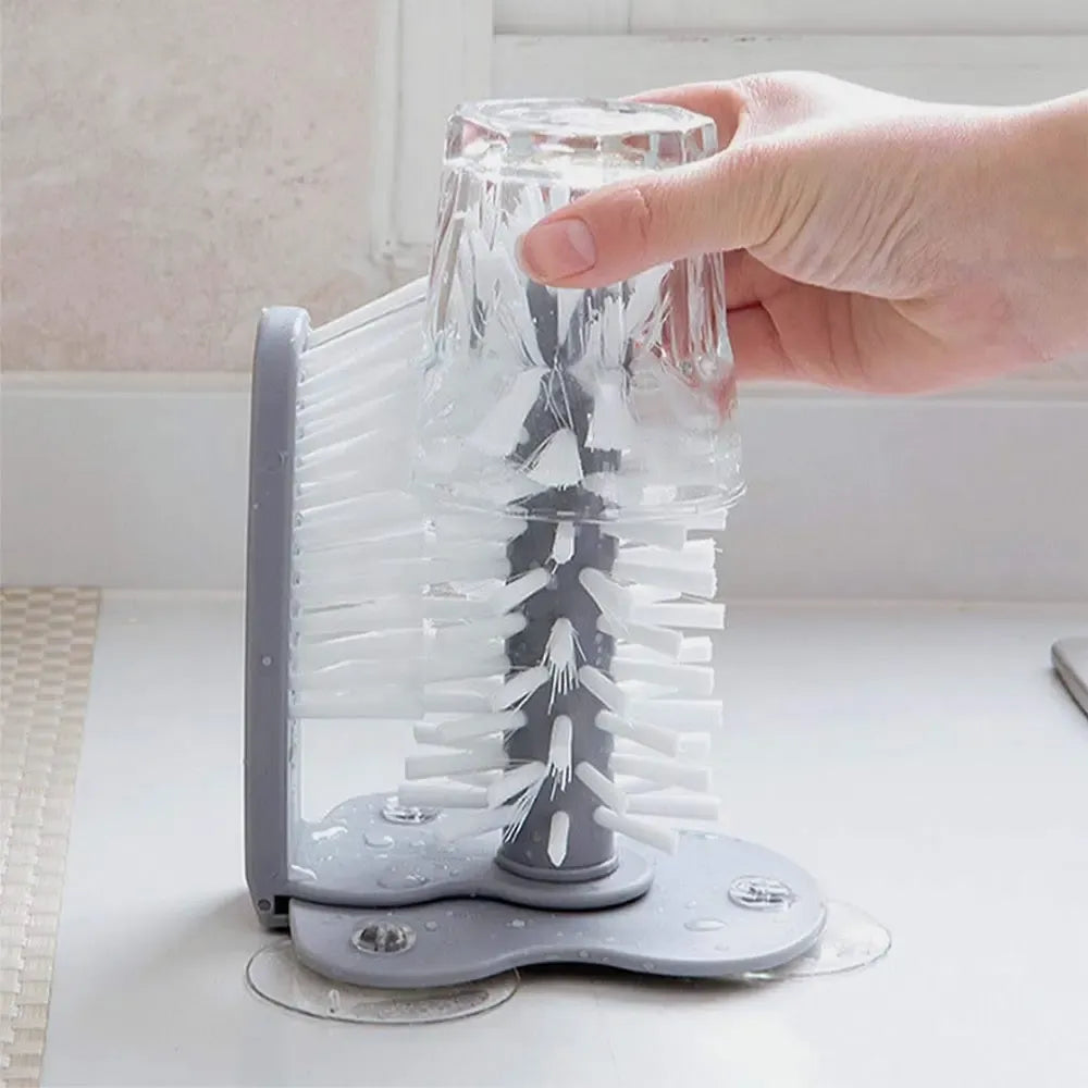 Plastikinis butelių ir stiklinių plovimo šepetys su siurbtukais, efektyviai valo indus ir stiklines.