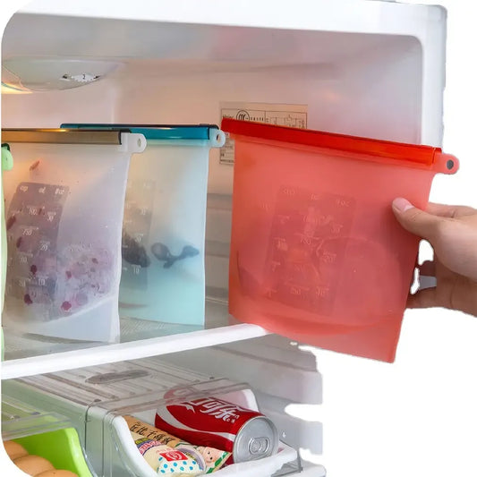 Daugkartinis silikoninis maisto laikymo maišelis 1000 ml, skaidrus, lankstus ir tvirtas, tinkamas maisto saugojimui.