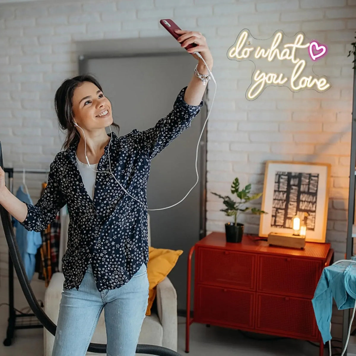 Dekoratyvinis LED šviestuvas „Do What You Love“ su šviesia šviesa ir moderniu dizainu, puikiai tinka kambario apšvietimui.
