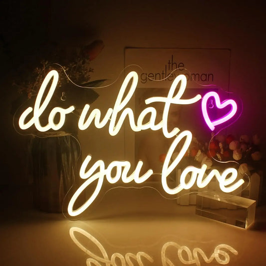 Dekoratyvinis LED šviestuvas „Do What You Love“ su šviesiai šviečiančiu užrašu ir moderniu dizainu.