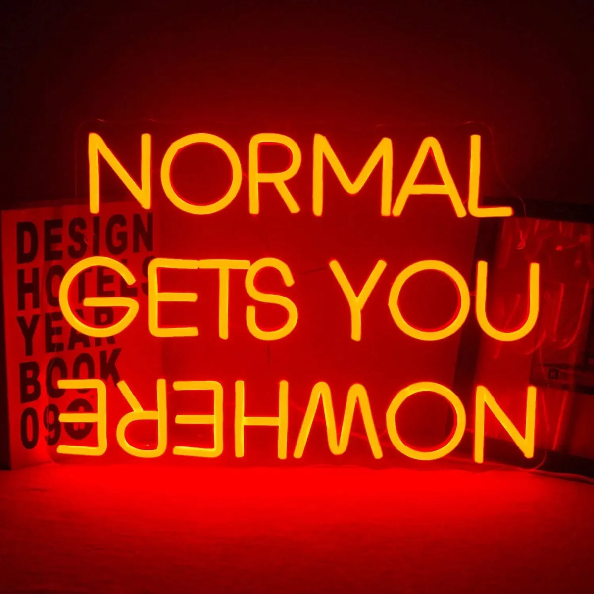 Dekoratyvinis LED šviestuvas „Normal Gets You Nowhere“ su moderniu dizainu ir šviesos efektu, skirtas interjero apšvietimui.
