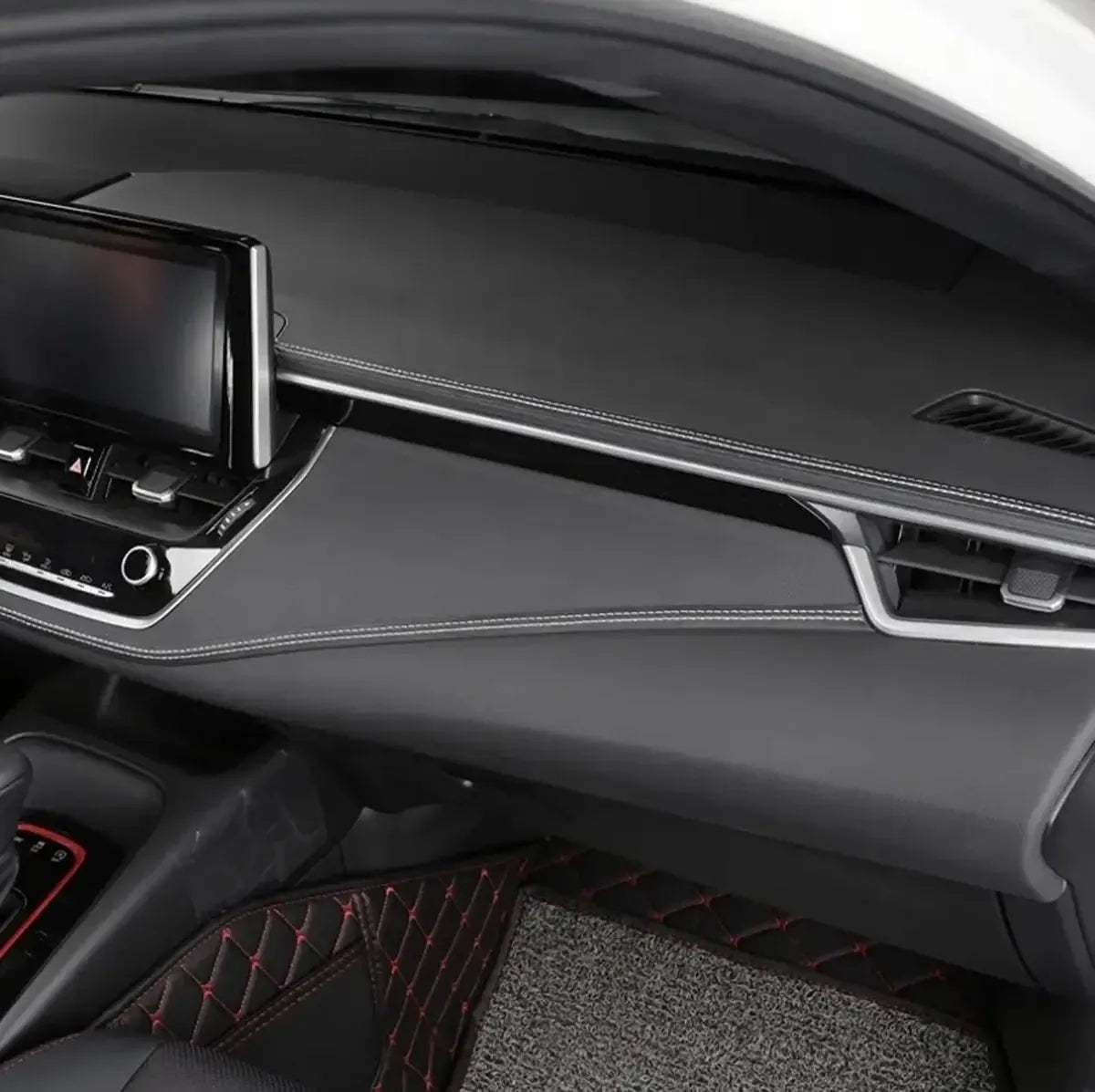 Juoda dekoratyvinė eko odos juosta automobilio salono apdailai, gražiai išdėstyta ir apjuosta automobiliu interjere.