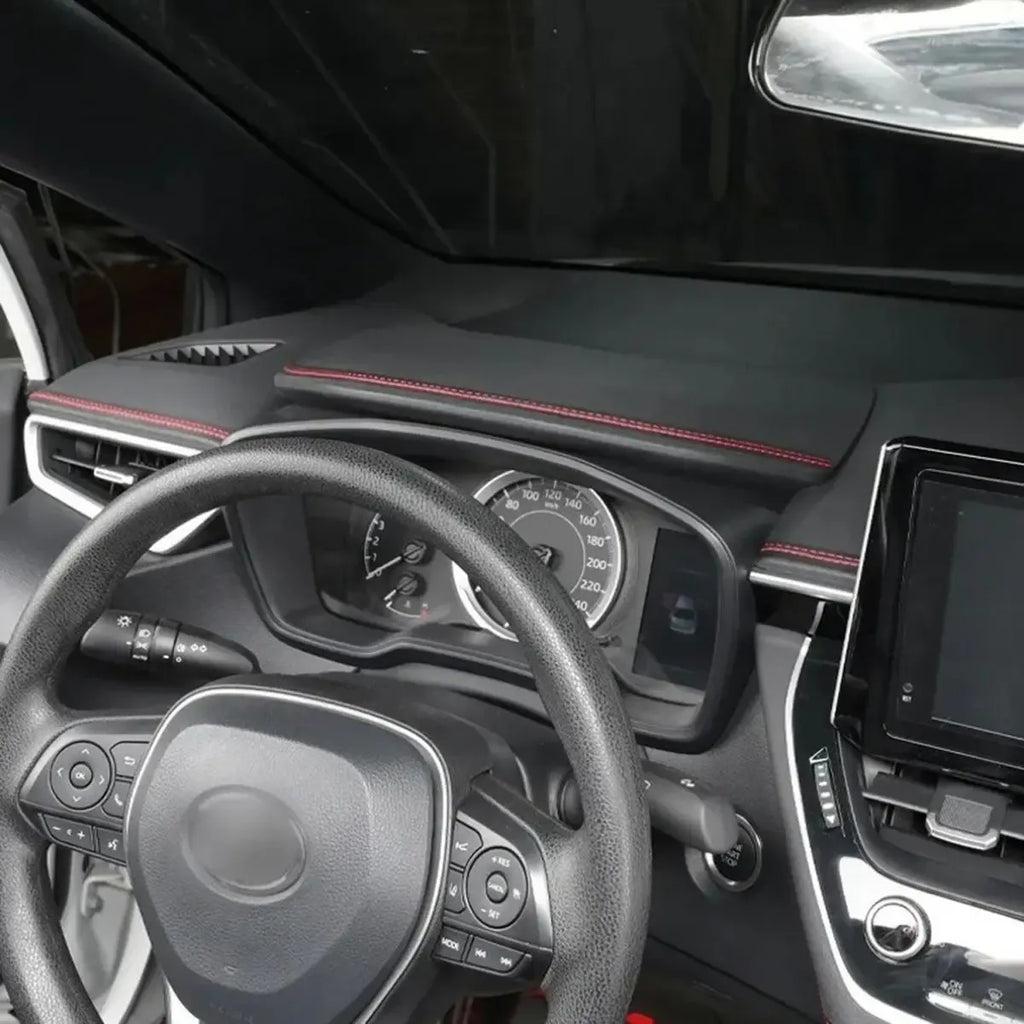 Raudonos siūlės dekoratyvinė juosta automobilių salonui, elegantiškas apdailos elementas, matoma kaip dekoratyvinė juosta ant automobilio interjero.