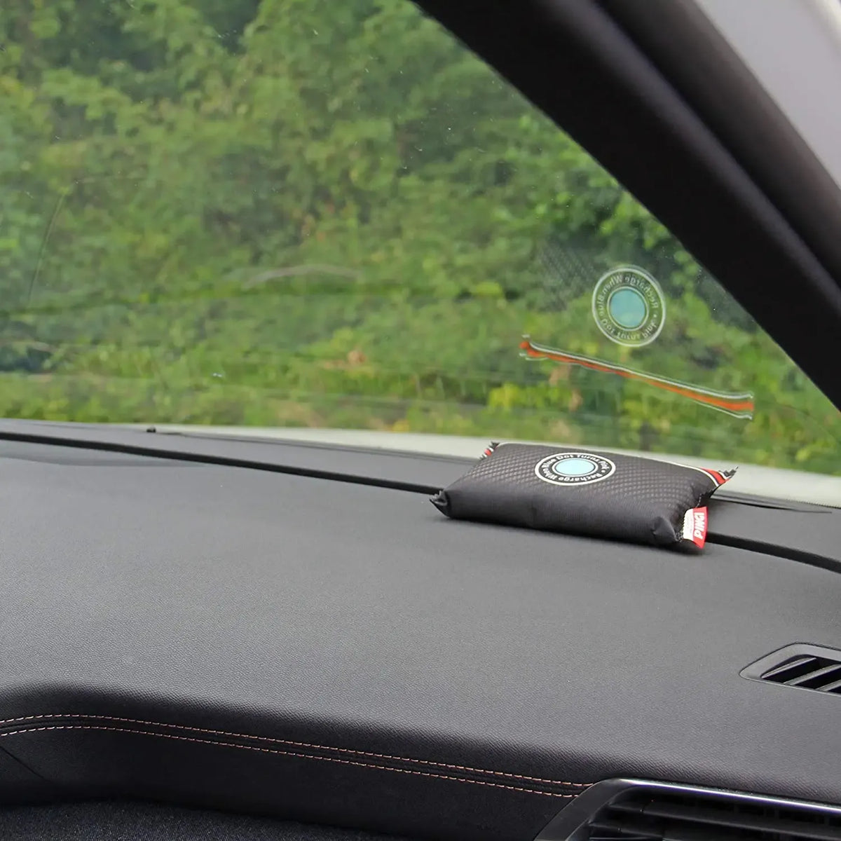 Drėgmę sugerianti automobilių pagalvėlė, skirta drėgmės ir pelėsio prevencijai automobilyje, su švariu, balto audinio paviršiumi.
