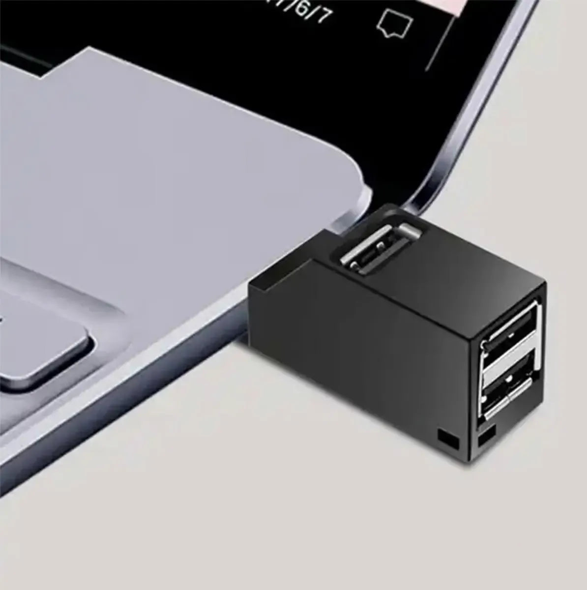 USB 3.0 prievadų skirstytuvas su trimis USB šakotuvais, skirtas patogiam duomenų perdavimui ir jungčių išplėtimui.