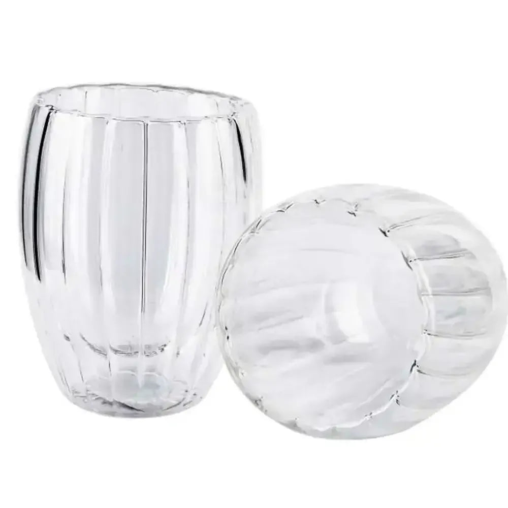 Dvigubo stiklo puodelis, 250 ml, matinio apvado ir švariai matomas dizainas, idealiai gėrimams šildyti ar vėsinti.