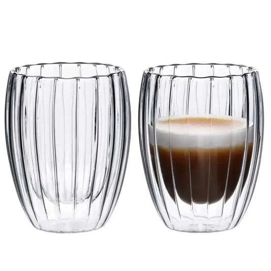 Dvigubo stiklo puodelis, 250 ml, aiškiai matomas su šviesos atspindžiais ir švariu dizainu.