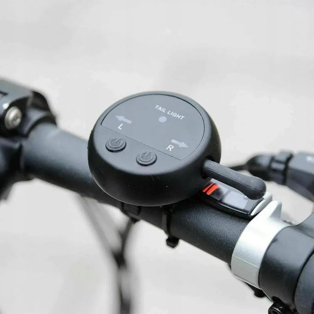 Dviračio LED žibintas su posūkių signalais ir lazeriniu atšvaitu, matomas iš priekio, šviesiai apšviečia kelią ir signalizuoja posūkius.