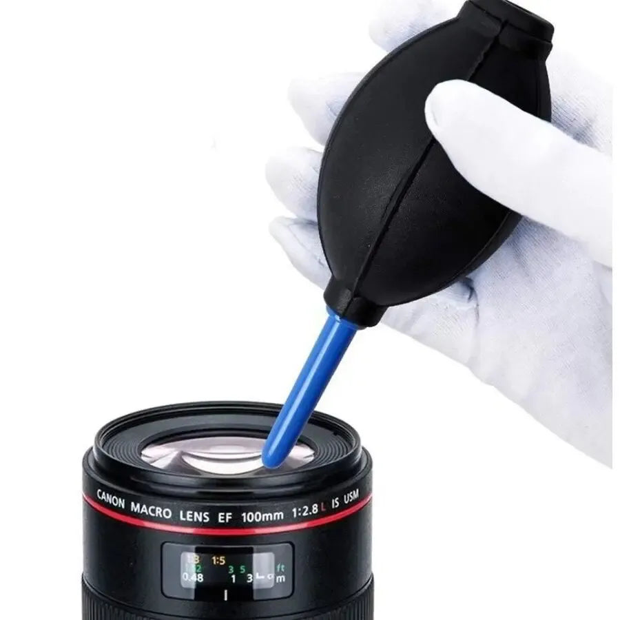 Visapusiškas fototechnikos valymo rinkinys optikai ir elektronikai, įskaitant valymo servetėles ir priemones.