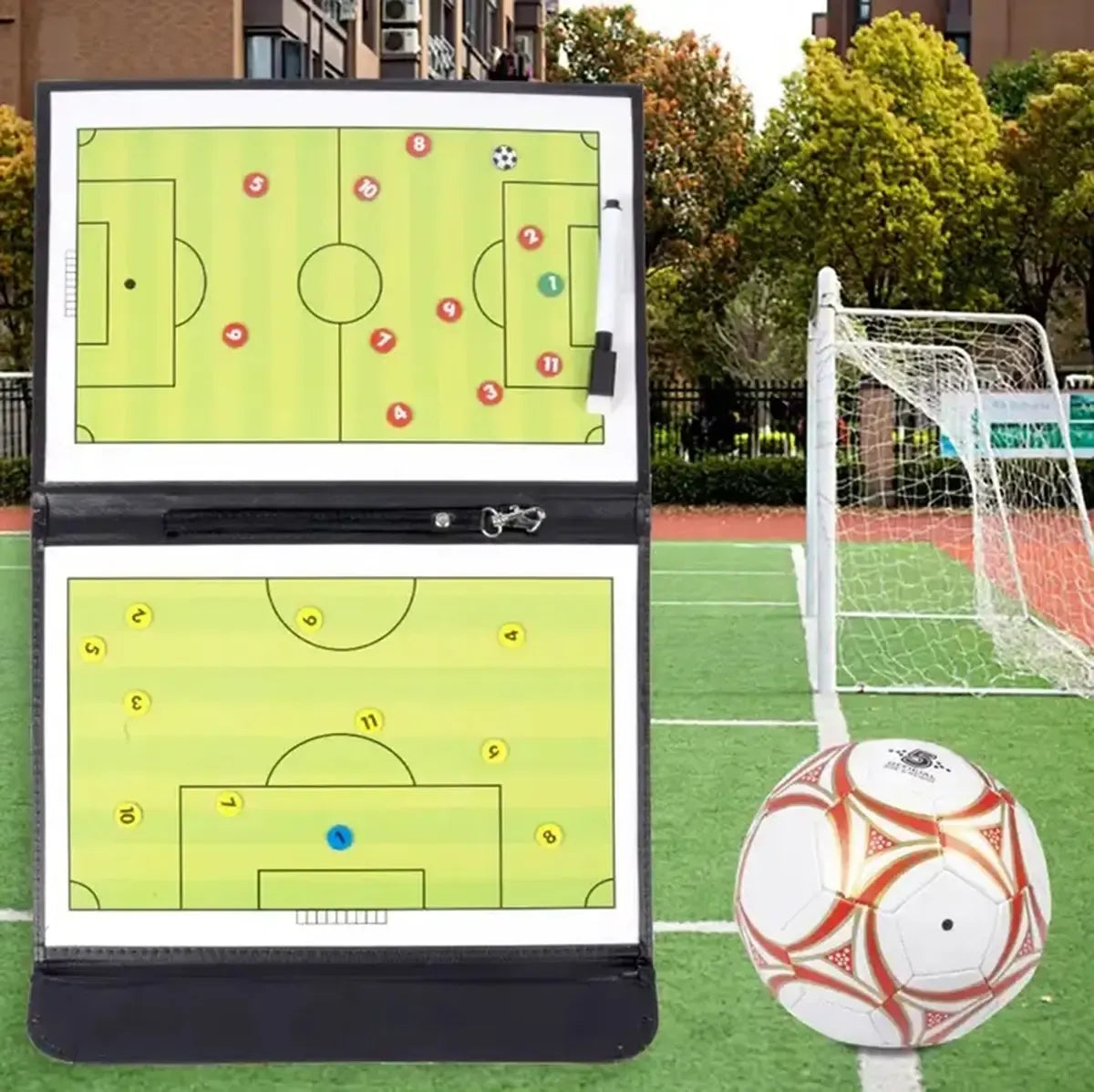 Futbolo trenerio taktinė lenta su magnetais, skirta strategijos planavimui ir treniruotėms futbolo treneriams.