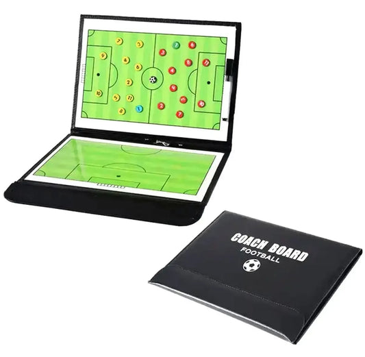 Futbolo trenerio taktinė lenta su magnetais, balta ir juoda, sporto treniruotėms, futbolo strategijos planavimui.