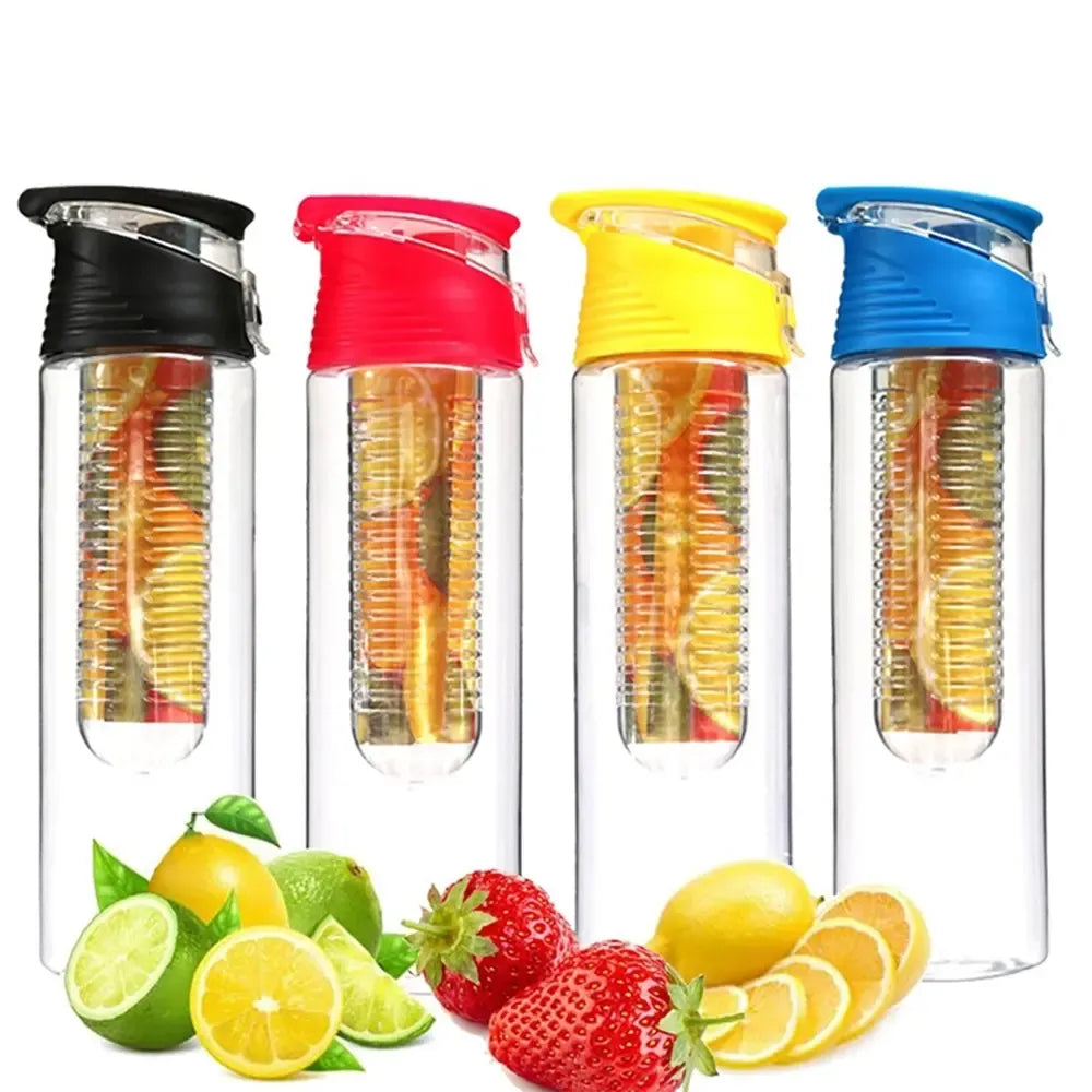 Mėlyna 700 ml stilinga gertuvė su vaisių įdėklu ir papildomu skyriumi, tinkama vandeniui ir vaisių laikymui.