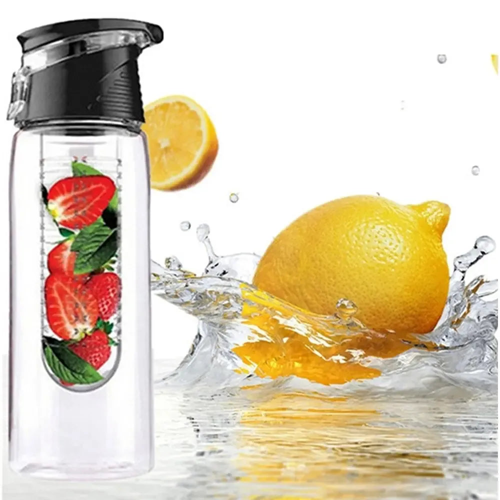 Juoda sportinė gertuvė su vaisių įdėklu ir 700 ml talpa, matoma iš šono su atidaryta dangteliu ir įdėklu viduje.