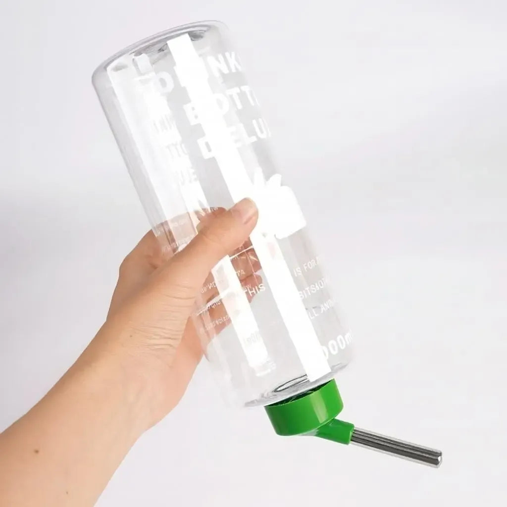 Girdykla triušiams 1000 ml, skaidrus plastikinis butelis su anga, skirtas užtikrinti šviežią vandenį gyvūnams.