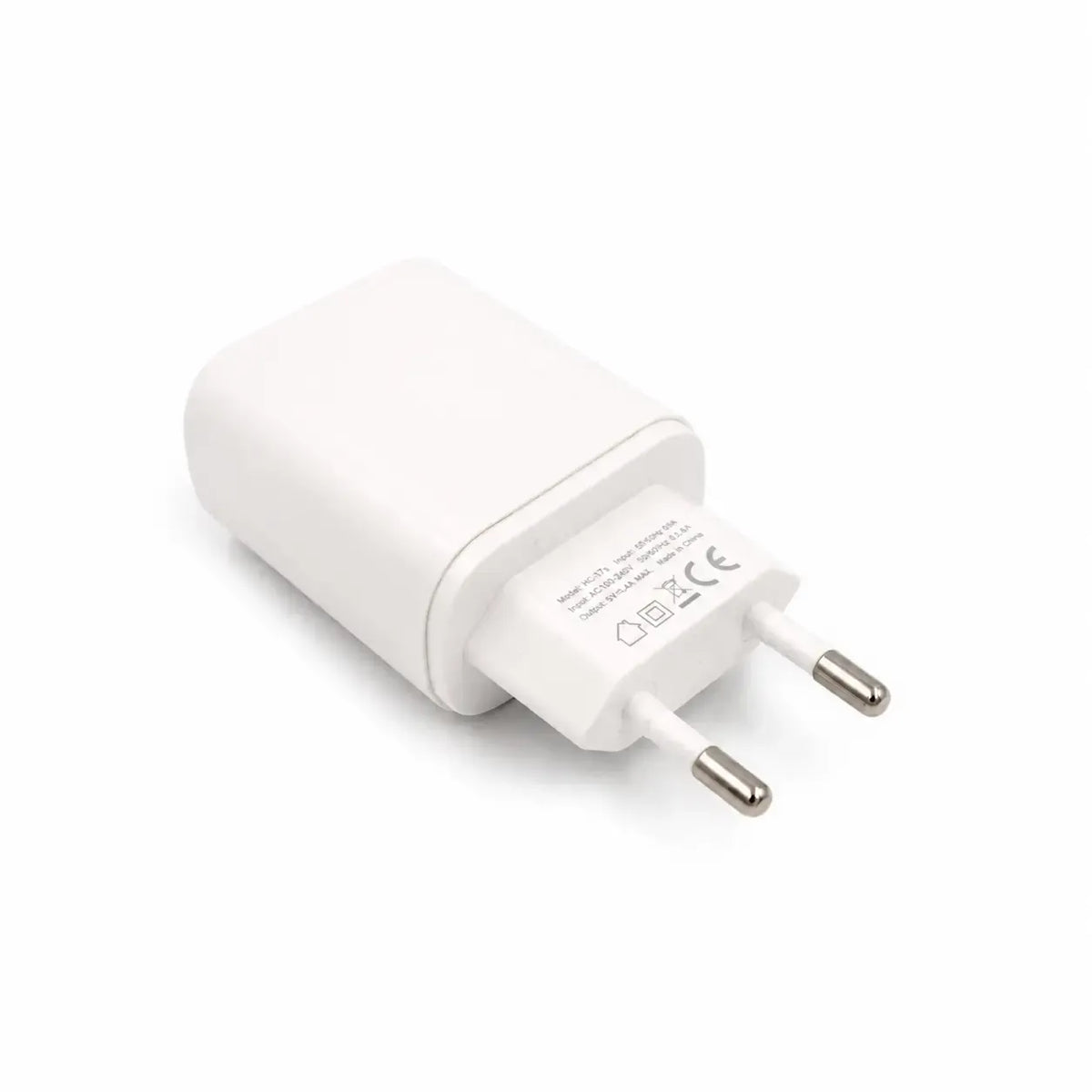 Greitojo įkrovimo adapteris EZRA HC175 25 W, matomas ant stalo, su USB jungtimi ir aiškiai matomu logotipu.