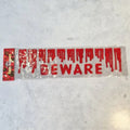 Helovino dekoracija "Beware" su juodi raidės ir kaukė, skirta teminiam vakarėliui ar dekoracijoms.
