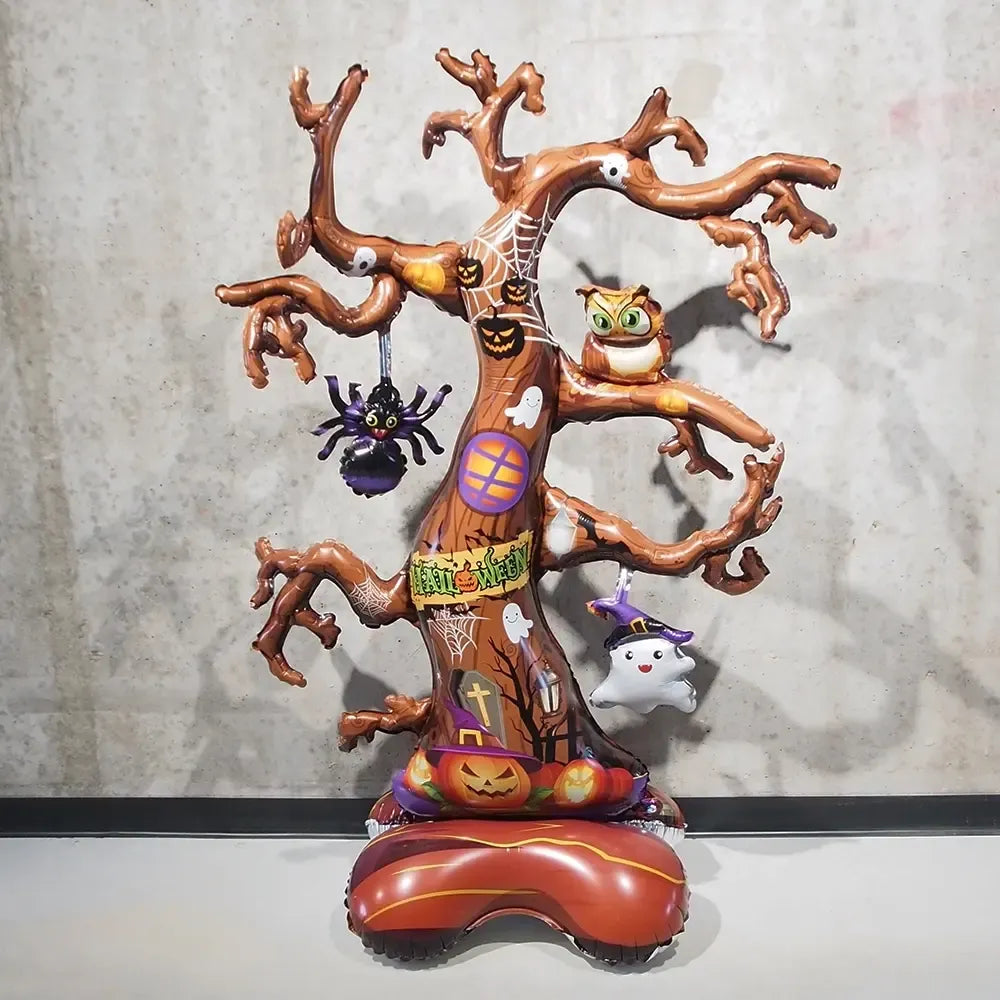Helovino dekoracija medis su tamsiais lapais ir voratinklio detaljais, puikiai tinka raganų ar siaubo temai.