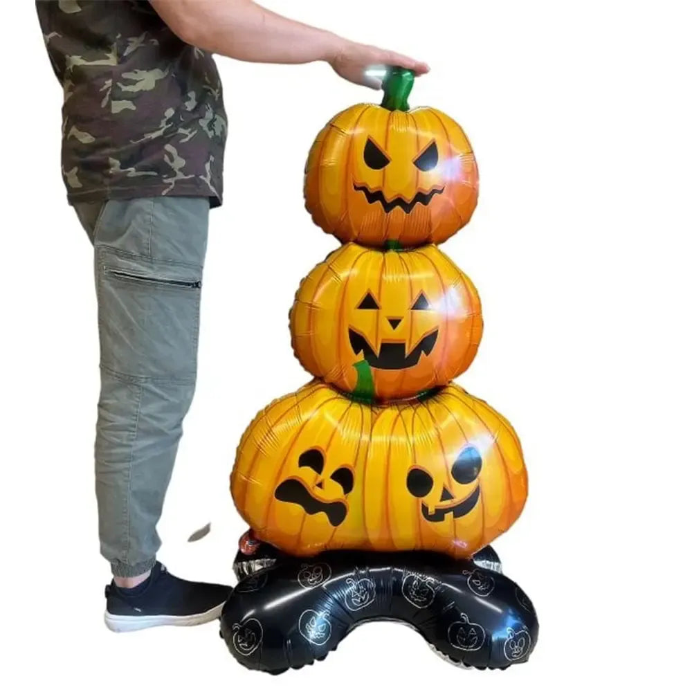 Didelis moliūgas Helovino dekoracijai, 110 cm aukščio, oranžinės spalvos ir su išraiška, puikiai tinka Helovino vakarėliui.