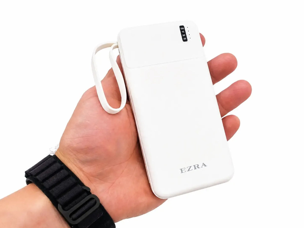 Išorinė 10 000 mAh baterija su integruotais laidais EZRA PB147-1, skirta mobiliesiems įrenginiams įkrauti.