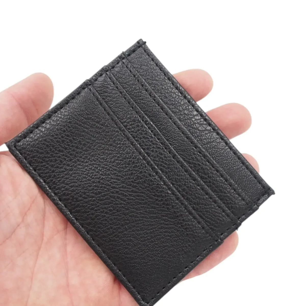 Juodas minimalistinis kortelių dėklas unisex, plonas ir paprastas, pagamintas iš aukštos kokybės medžiagos, skirtas kortelėms laikyti.