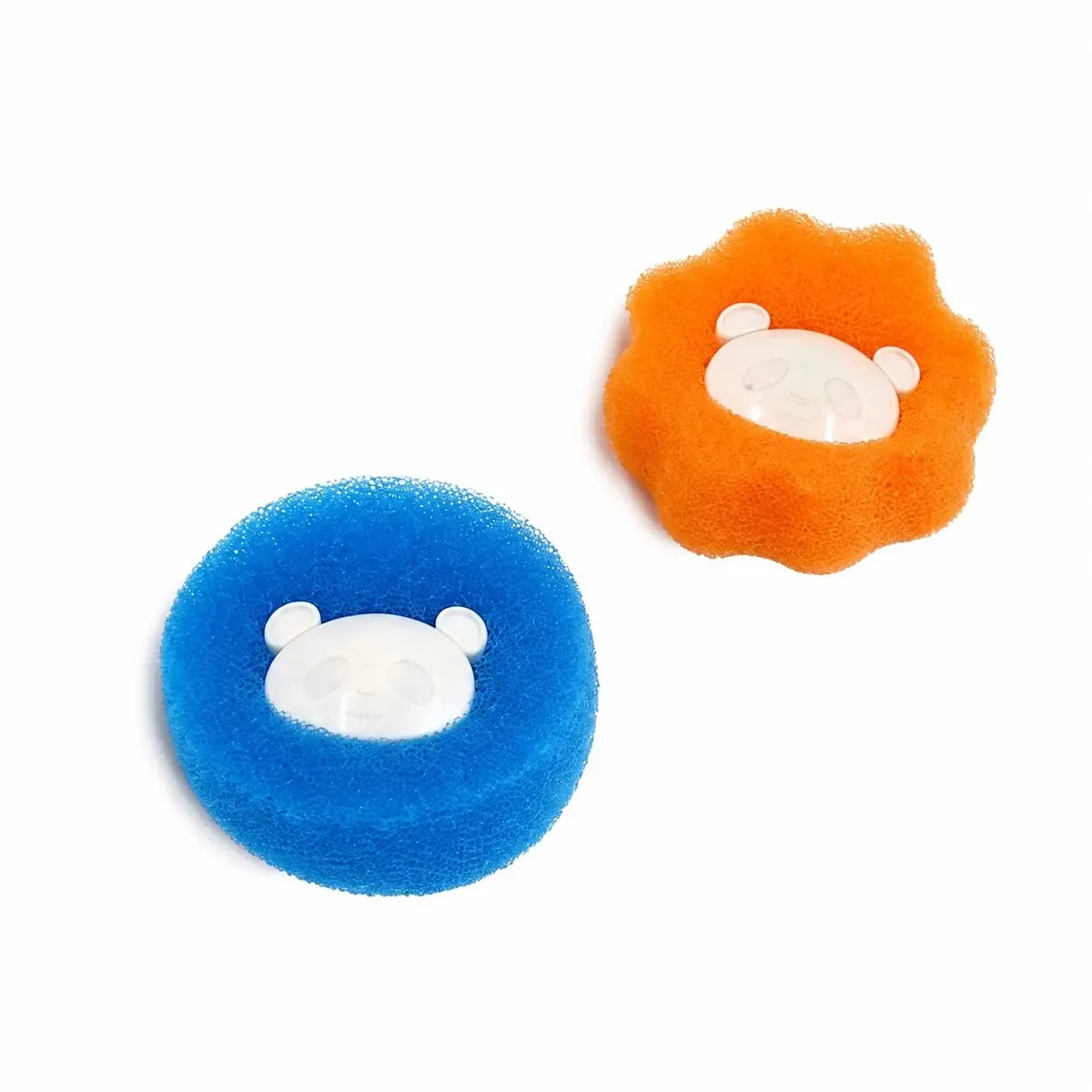 Du plastikiniai kamuoliukai plaukams ir pūkams surinkti, skirti plaukų formavimui ir pūkų šalinimui.