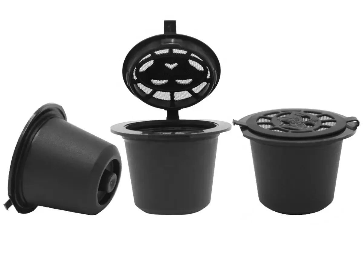 Daugkartinių kapsulių rinkinys Dolce Gusto kavos aparatams, įvairių skonių ir rūšių, su patogiu pakavimu.