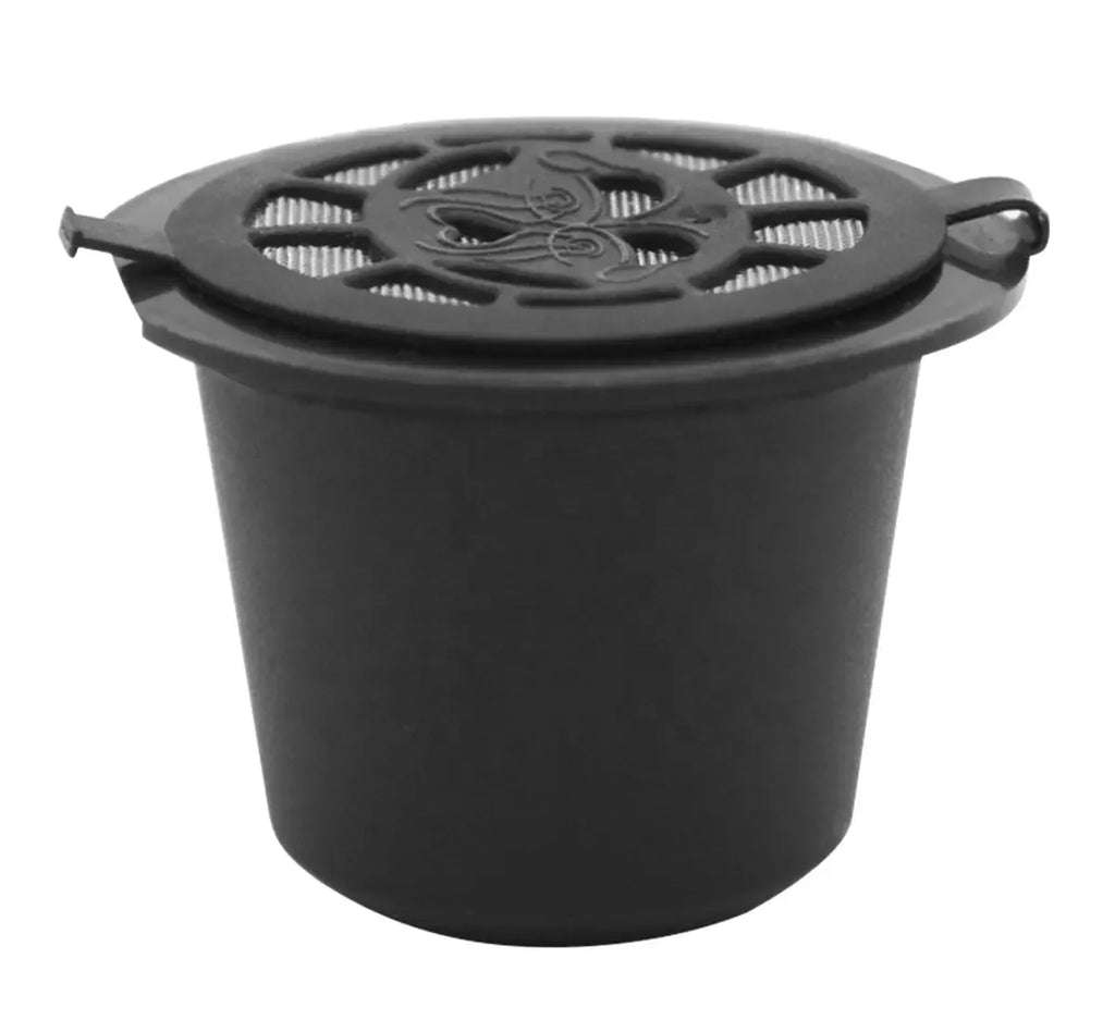 Daugkartinių kapsulių rinkinys Dolce Gusto kavos aparatams, įvairių skonių ir aromatų, patogiai sudedamos ir naudojamos.