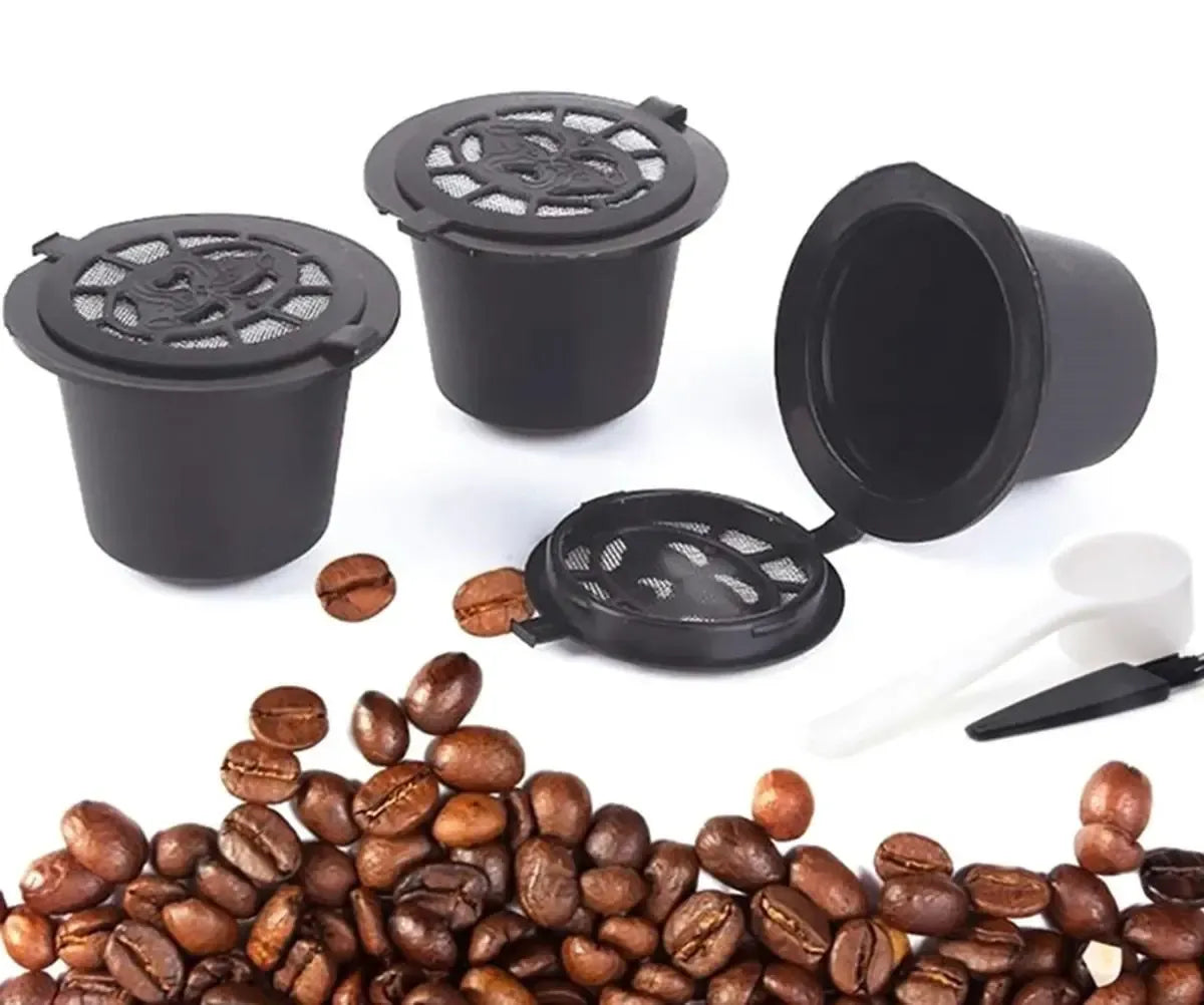 Daugkartinių Dolce Gusto kavos kapsulių rinkinys, įvairios rūšys ir skoniai, tinkamas kavos aparatams, matyti keli kapsulių paketai