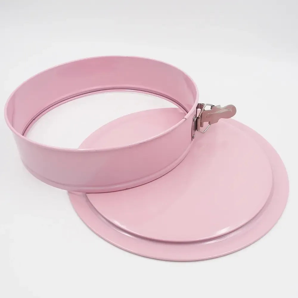 Išskleidžiama kepimo forma 26 cm su nepridegančia danga, tinkama pyragams ir desertams gaminti, patogi naudoti ir valyti.