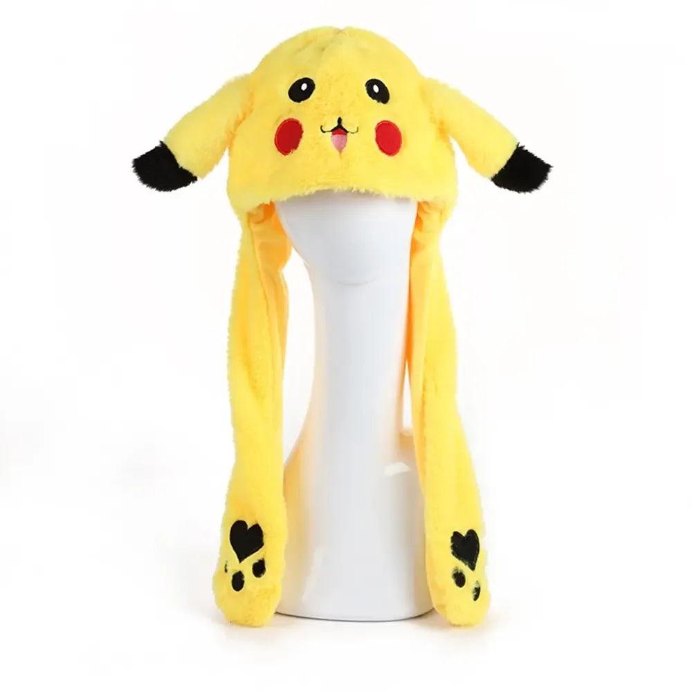Interaktyvi Pikachu kepurė su judančiomis ausytėmis, vaikų žaismingas ir smagus aksesuaras, pagamintas iš minkštos medžiagos.