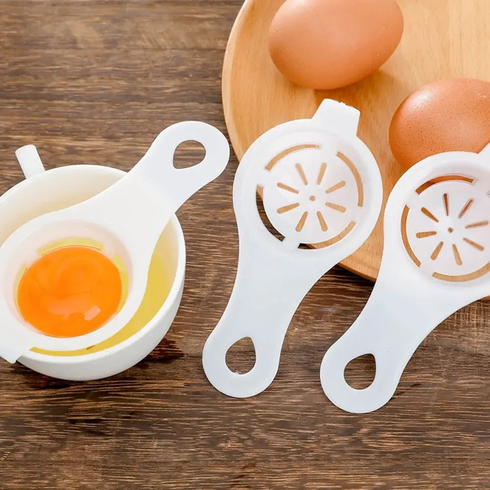 Kiaušinių separatorius, patogus virtuvės įrankis maisto ruošimui, su balto plastiko dubeniu ir metaliniu filtravimo tinklu