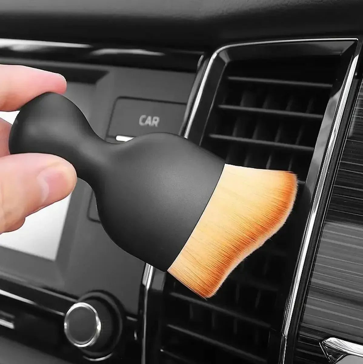 Kompaktiškas automobilių salono valymo šepetys, skirtas lengvai pašalinti dulkes ir nešvarumus iš mažų vietų.
