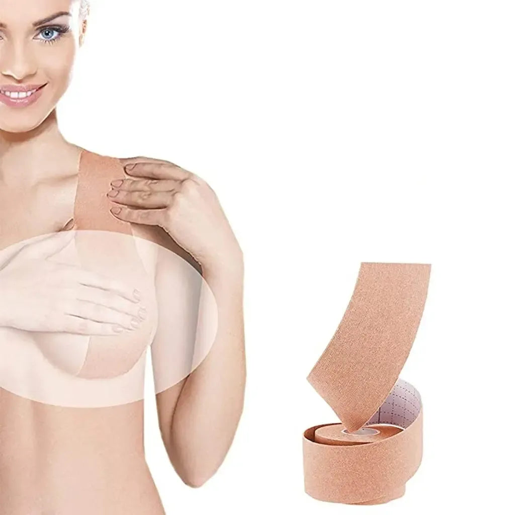 Krūtinę formuojanti lipnioji juosta „Boob Tape“, skirta krūtinės formavimui ir palaikymui, matoma iš arti.