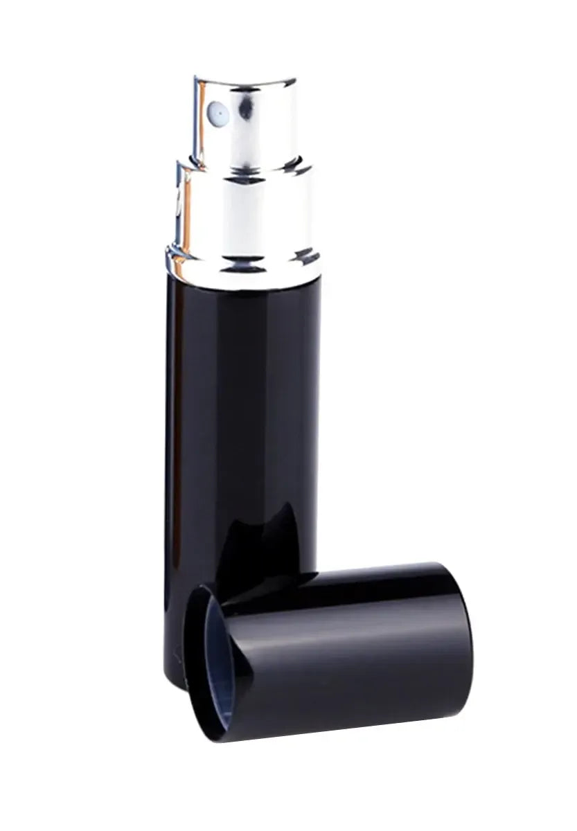 Kelioninis 10 ml kvepalų purkštukas, sidabrinis, su matiniu dangčiu, kompaktiškas ir patogus naudoti.
