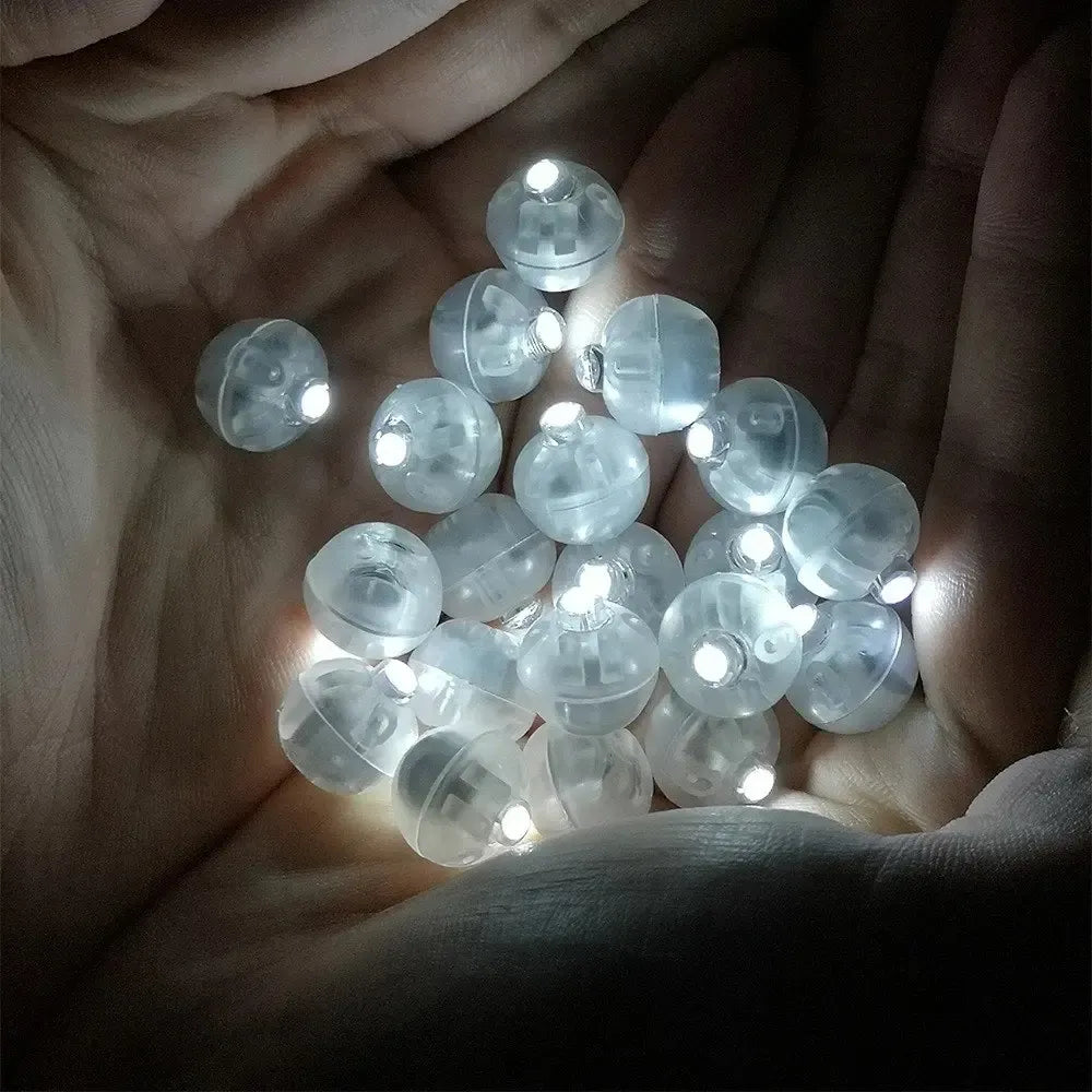 Šviečiančios LED balionų lemputės MIX spalvų, skirtos dekoracijoms ir šventėms, matomos su spalvingais balionais.
