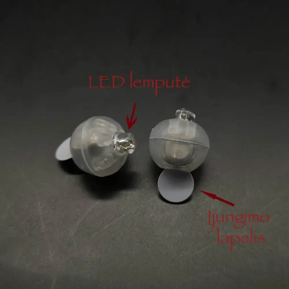 Geltonos LED balionų lemputės, skirtos apšvietimui ir dekoracijoms, matomos su šviesiomis geltonomis lempučių detalėmis.