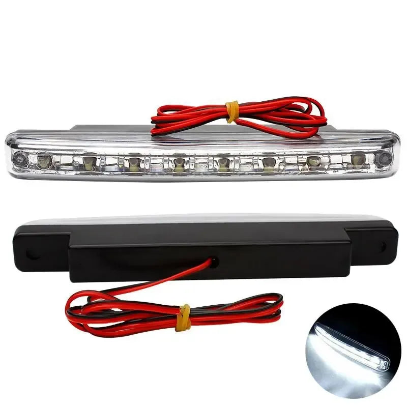 Universalūs LED dienos žibintai automobiliui, šviesūs ir modernūs, montuojami prie automobilio priekinės dalies.