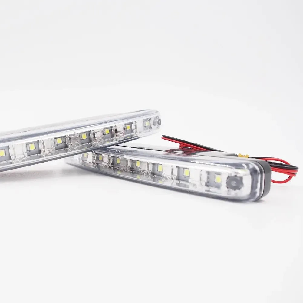 Universalūs LED dienos žibintai automobiliui, šviesūs ir modernūs, tinka įvairiems modeliams, matomi šviesos skydelyje.