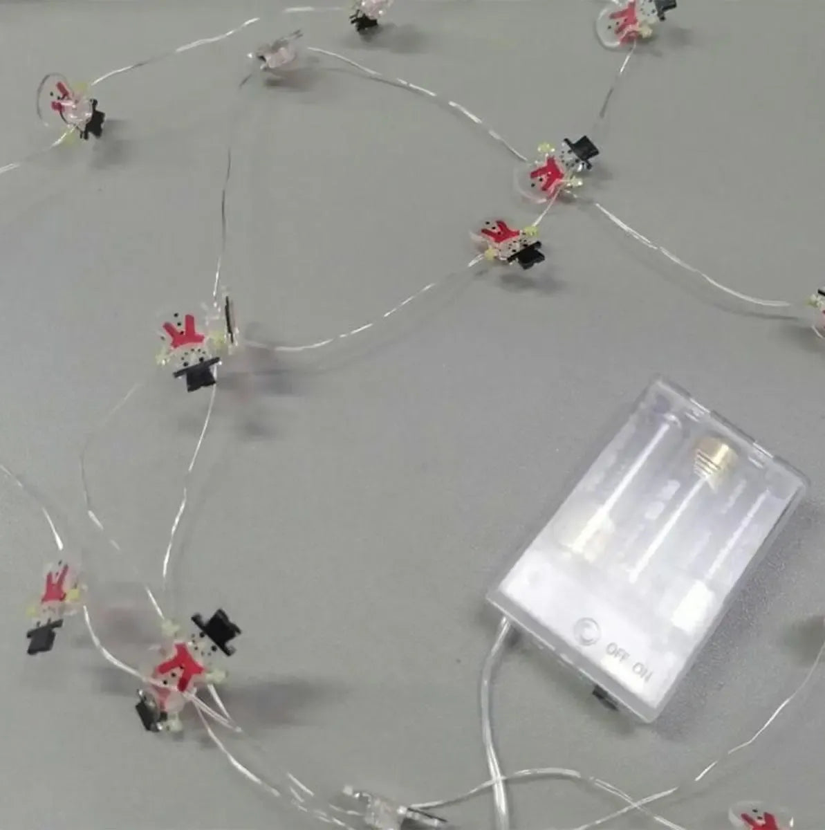 LED girlianda „Besmegeniai“ su šviečiančiomis sniego senių dekoracijomis