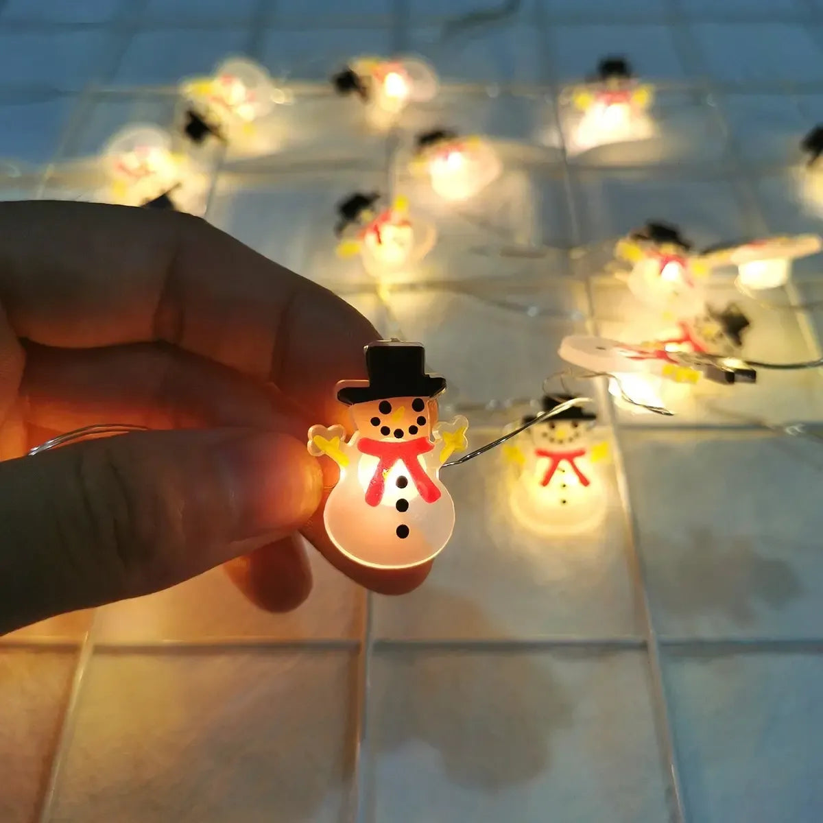 LED girlianda „Besmegeniai“ su šviečiančiais besmegenių dekoracijų motyvais siurblyje
