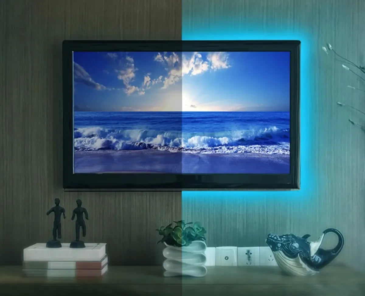 RGB LED juostų rinkinys televizoriaus apšvietimui su spalvų keitimo funkcija ir lankstumu, skirtas moderniam namų apšvietimui.