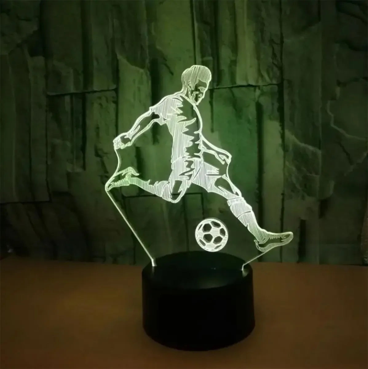 LED naktinė lempa futbolininko figūros formos su šviesos efektu, puikiai tinka vaikų kambario apšvietimui.