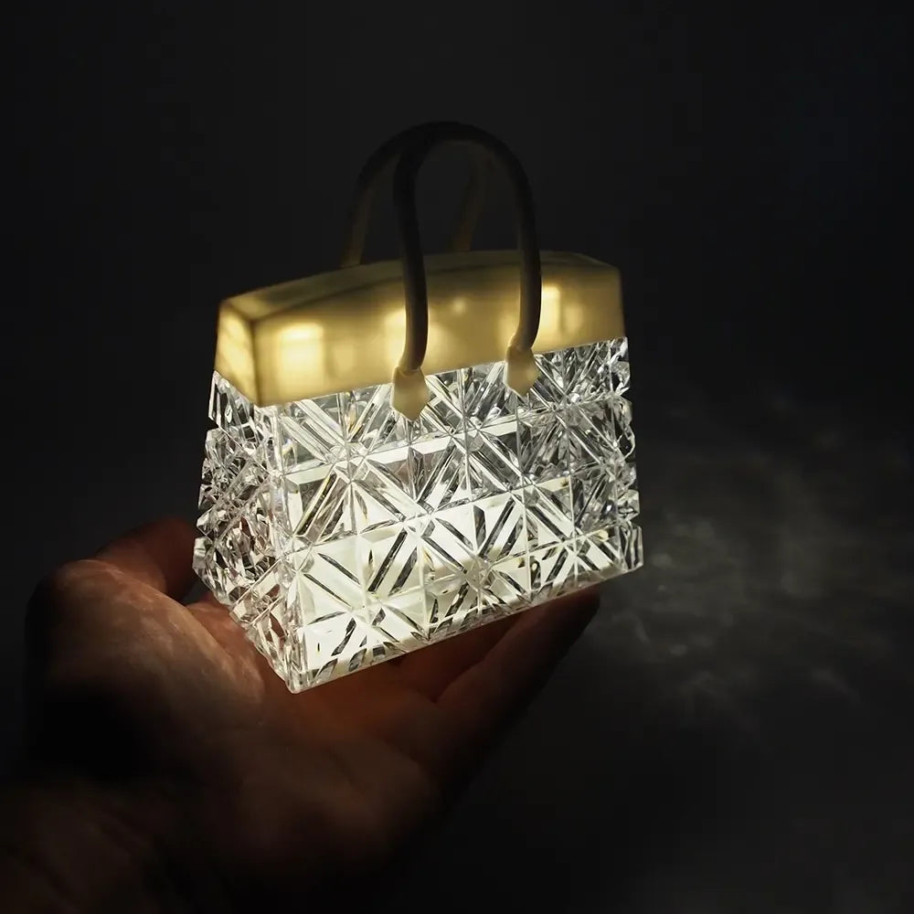 Geltona LED stalo dekoracija BAG TR1645 su švytinčiomis šviesomis, elegantiškai papuoš stalo aplinką.