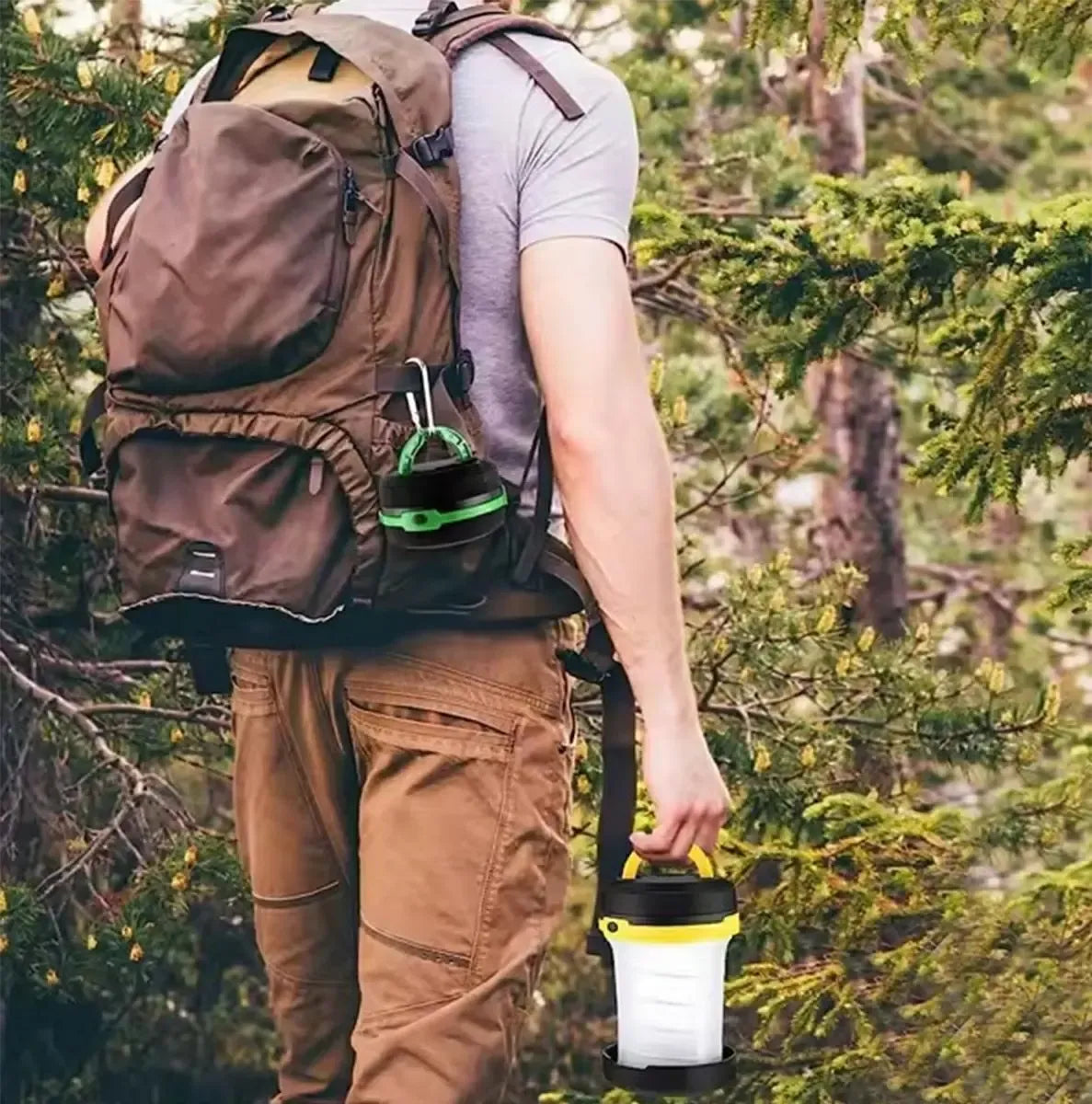 Sulankstomas LED turistinis šviestuvas, kompaktiškas ir lengvas, tinkamas lauko veikloms ir kelionėms, matomas iš šono.