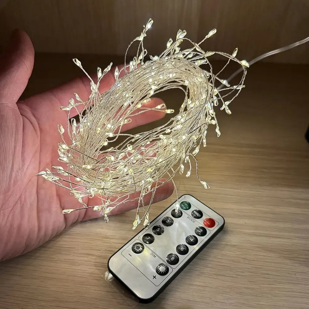 Šilta balta LED USB girlianda Firefly, 9 m ilgio, 300 LED šviesos, matoma girliandos juosta su švytinčiais LED elementais.