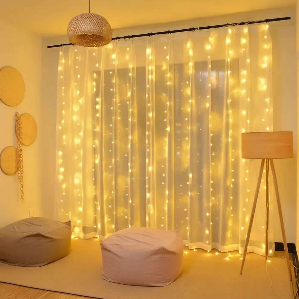 Šiltai balta LED USB užuolaida-girlianda, 3 × 3 m, su 300 LED, apšviečia erdvę jaukia šviesa.