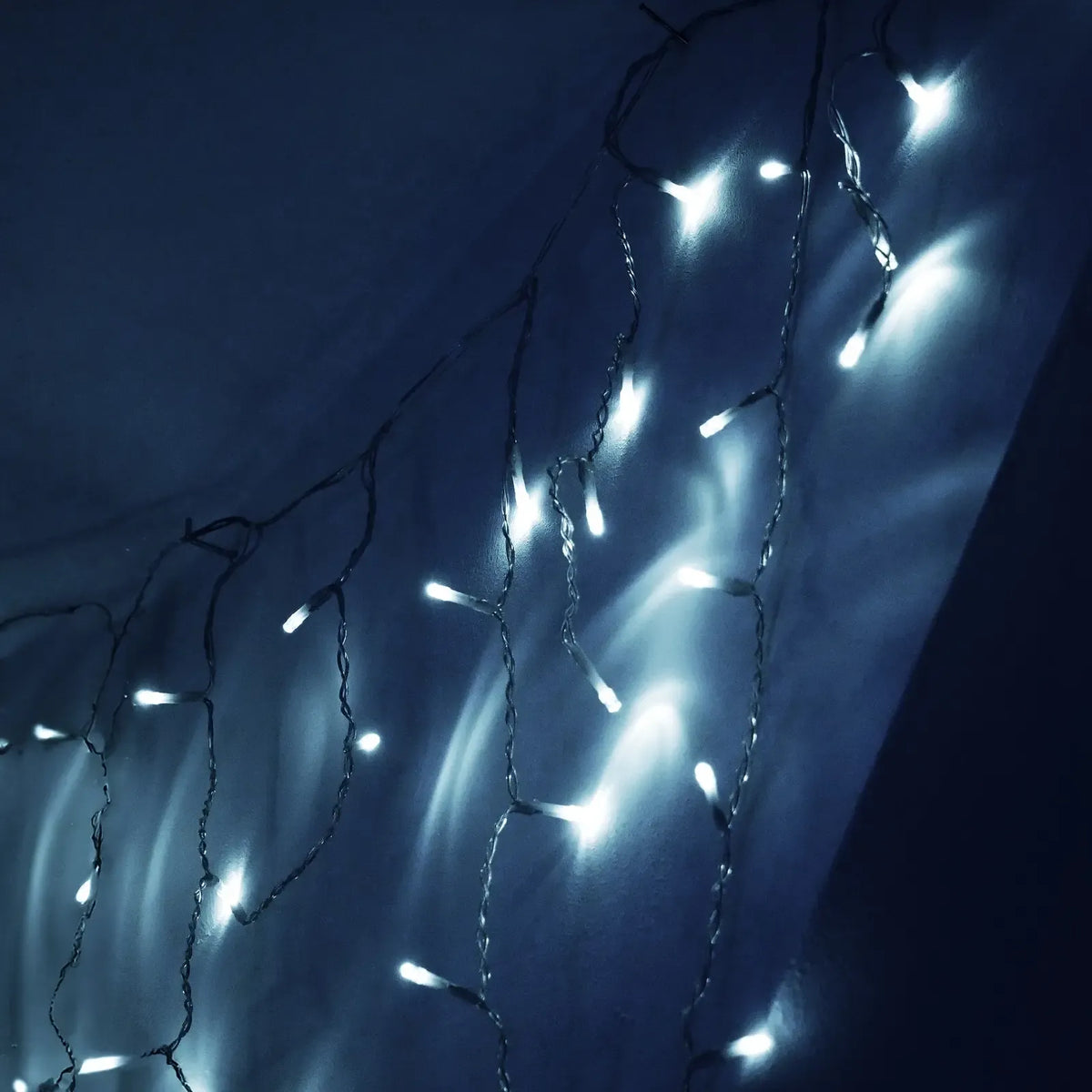 LED varveklių užuolaida su 500 šaltai baltų LED žibintų, 20 m ilgio, dekoratyvi šviesos apšvietimo priemonė.
