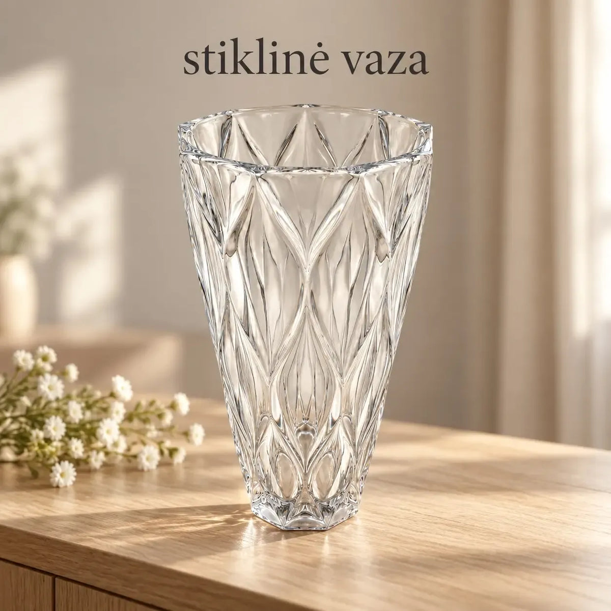 Elegantiška stiklinė vaza su ledo kristalais, skirta dekoratyviems ir šventiniams stalo papuošimams.