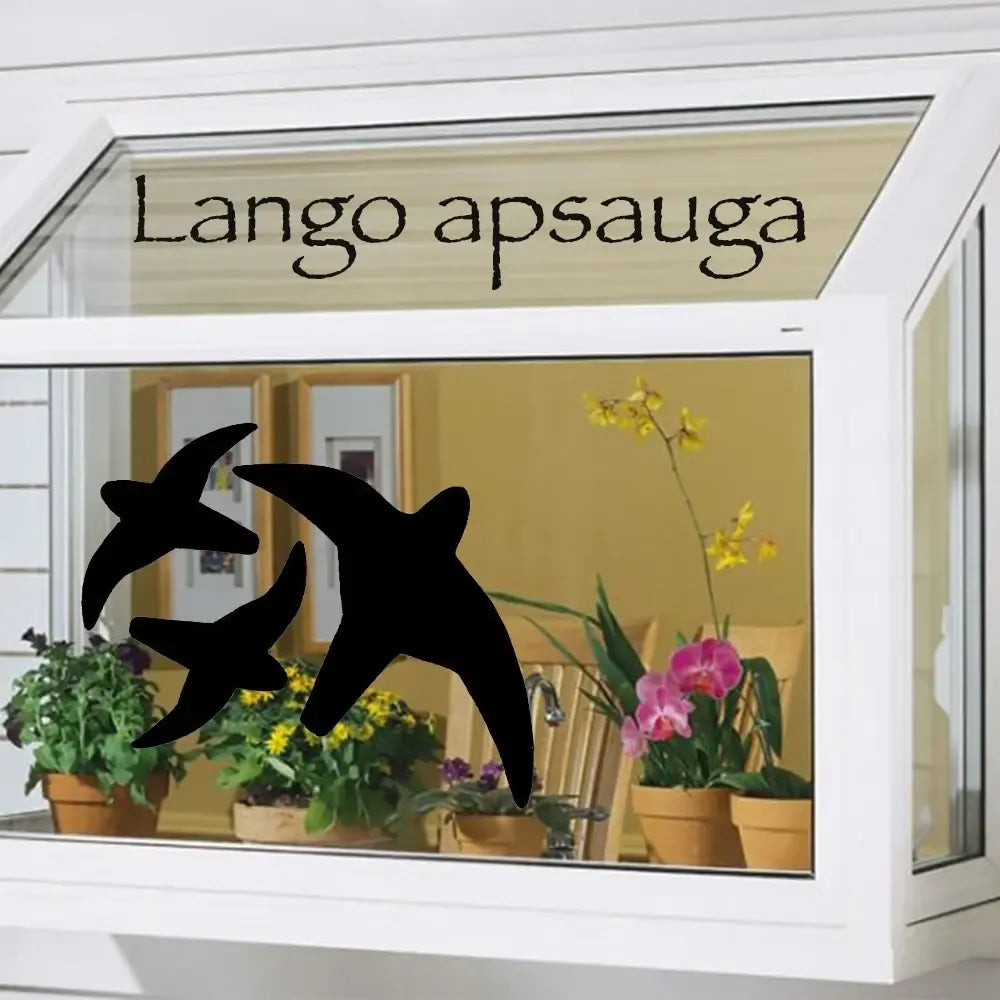 Lipdukas paukščių apsaugai nuo atsitrenkimo į langus, skaidrus, su paukščio motyvu, siekiant sumažinti susidūrimus.
